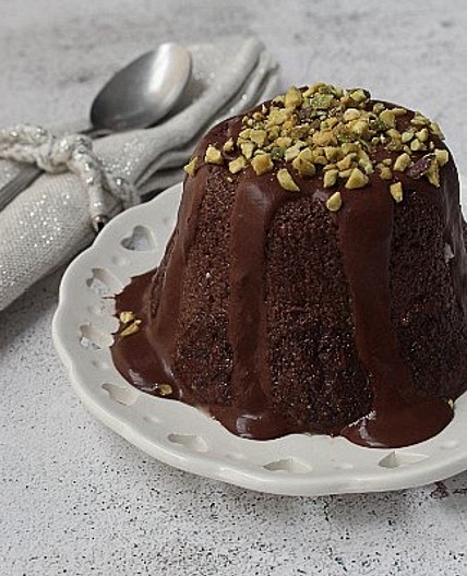 SOFFICE AL CACAO CON CREMA DI PISTACCHI DI BRONTE E COLATURA DI CIOCCOLATO FONDENTE AL 55%