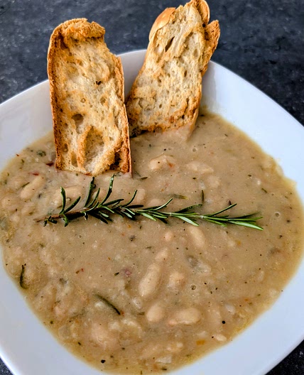 Zuppa di fagioli bianchi al rosmarino (easy cannellini beans and rosemary soup)