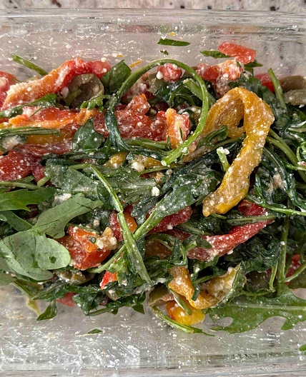 Bowl with baked bell peppers and ruccola