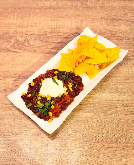 Chili au poulet, chips de maïs & crème aigre