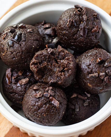 brownie batter bliss balls with cacao and dates (vegan)