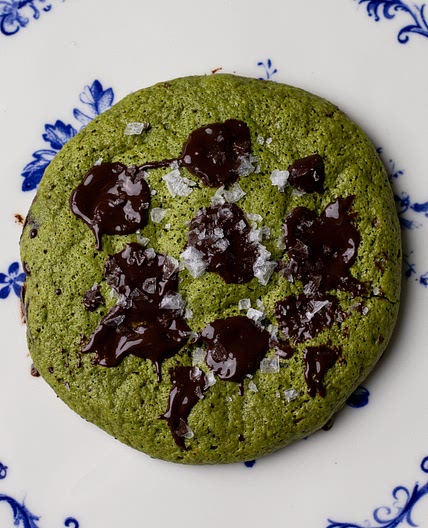 matcha mint chocolate chip cookies (vegan)