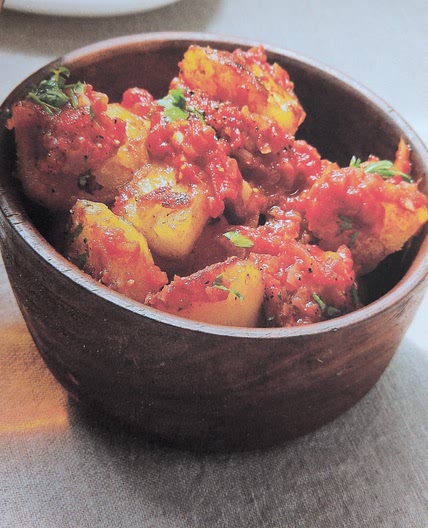 Crisp potatoes with spicy tomato sauce