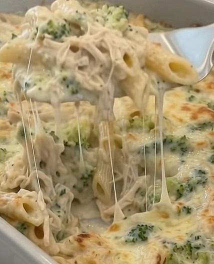Dump-and-Bake Chicken Alfredo Broccoli Pasta!