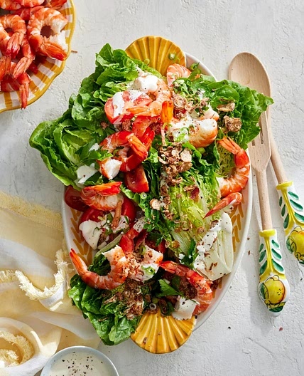 Cold prawn salad with creamy lemon dressing