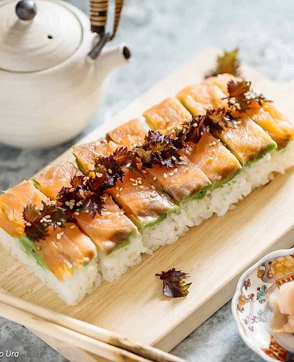 Pressed Sushi with Smoked Salmon スモークサーモンの押し寿司