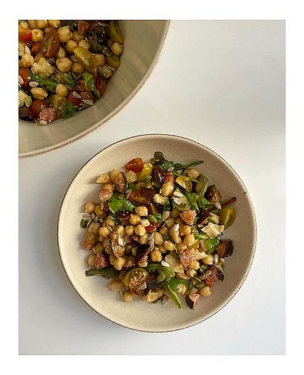 Ensaña de garbanzos con higos