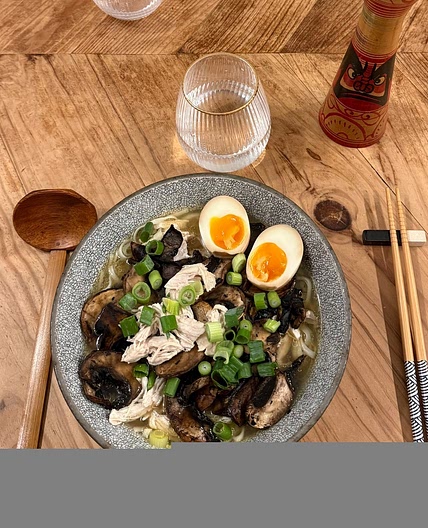 Bouillon de nouilles, poulet, champignons et miso au yuzu
