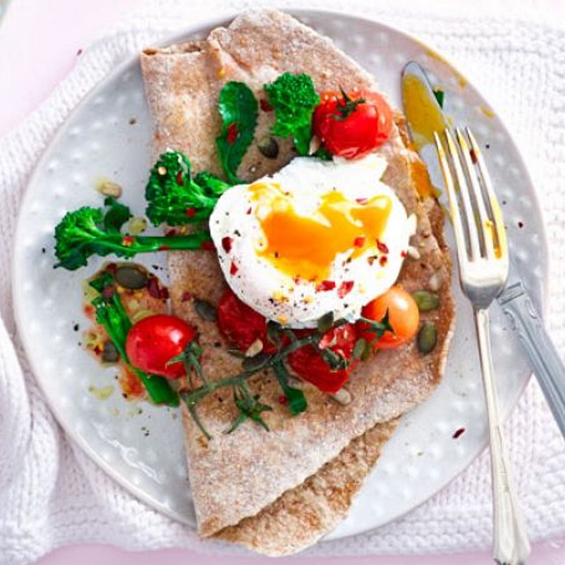 Poached eggs with broccoli, tomatoes & wholemeal flatbread