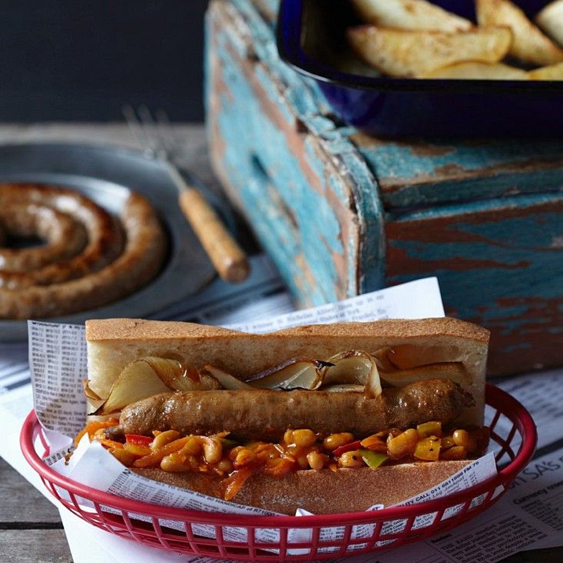 Baguette mit Bratwurst und Bohnengemüse