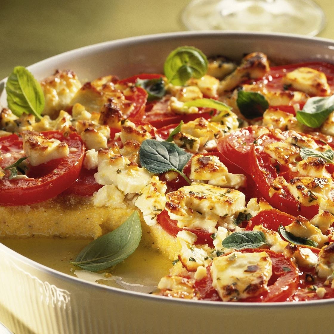 Auflauf aus Polenta, Tomaten und Schafskäse
