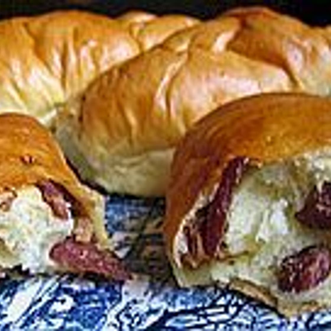 Lithuanian Bacon-Onion Buns Are Addictive