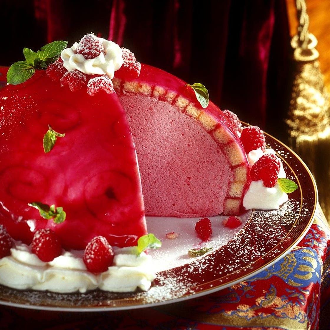 Biskuittorte mit Himbeercreme