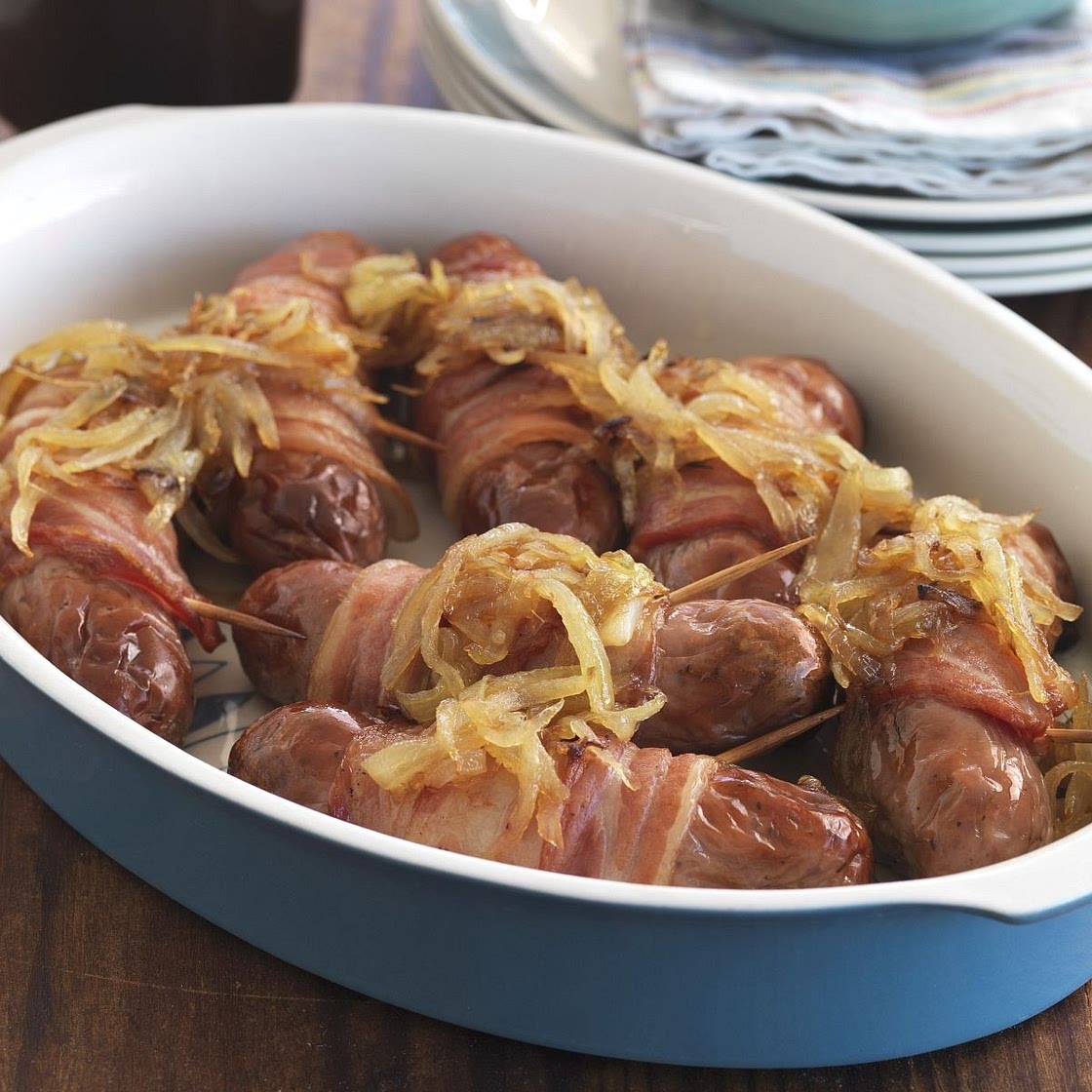 Würstchen mit Baconmantel und glasierten Zwiebeln