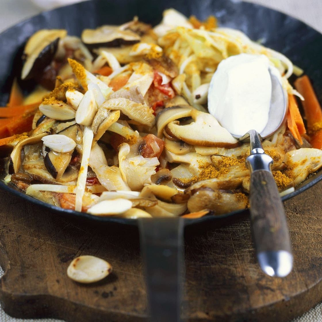 Pilz-Gemüse-Pfanne mit Mandeln