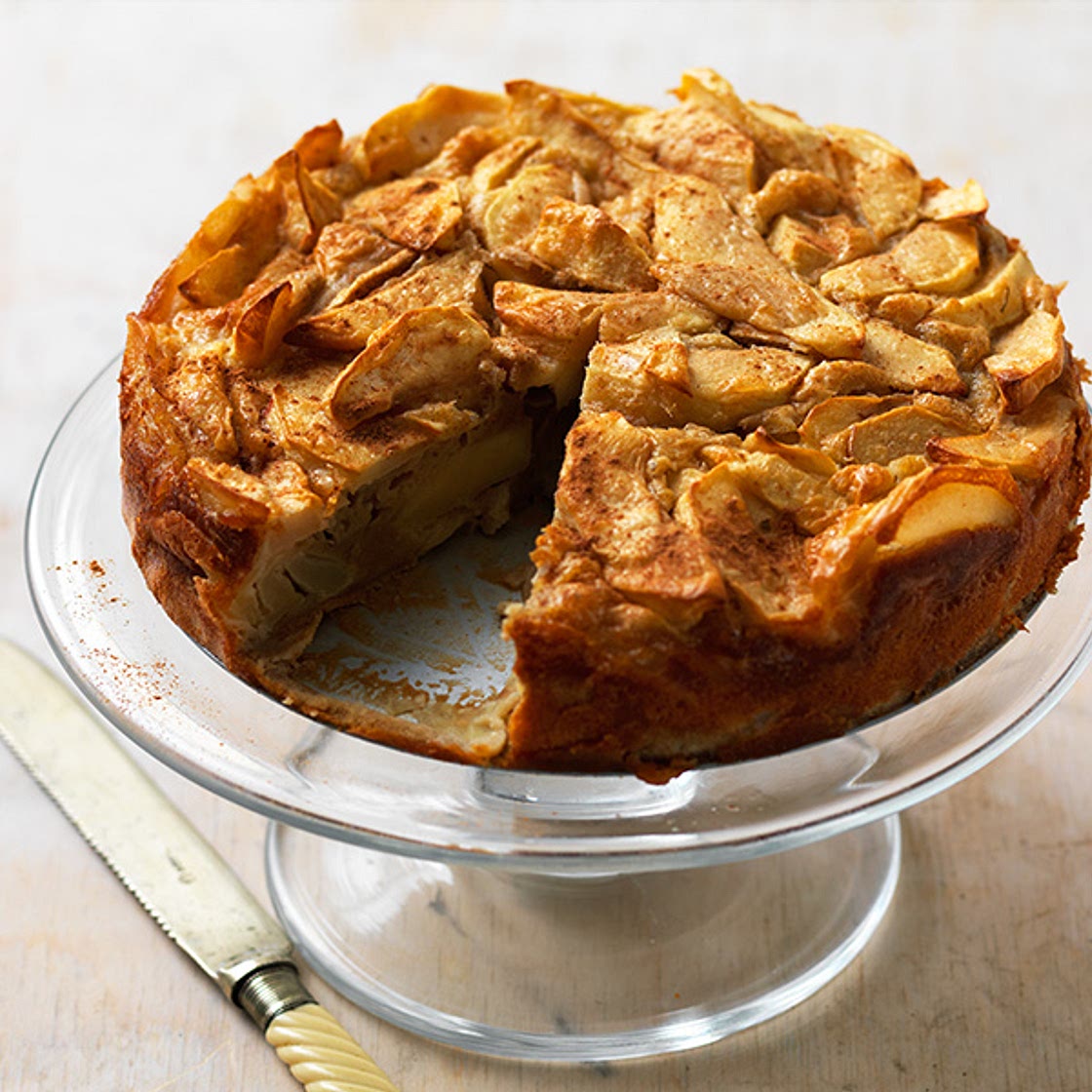Apple and cinnamon cake