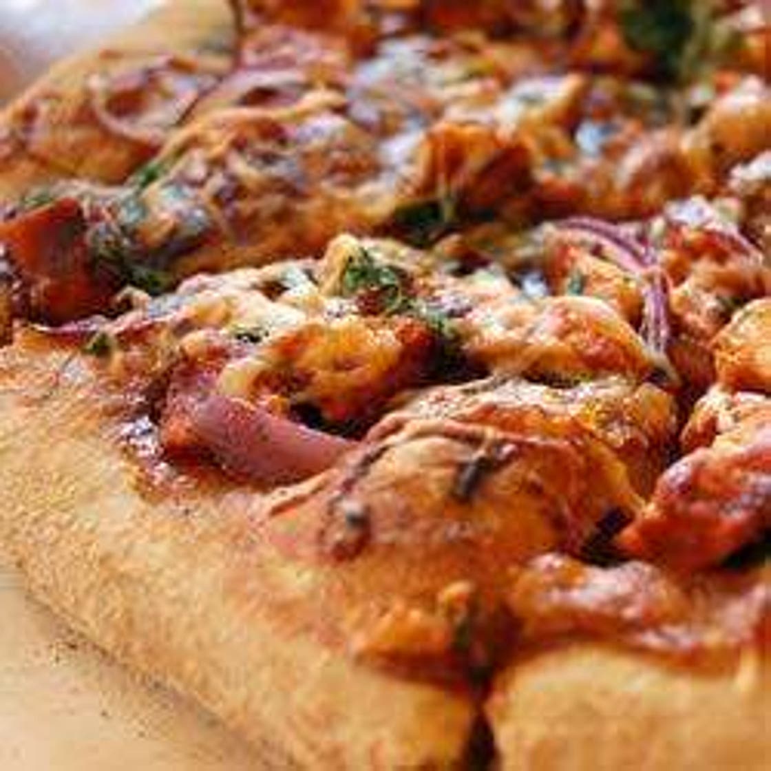 Pizza au poulet et sauce BBQ