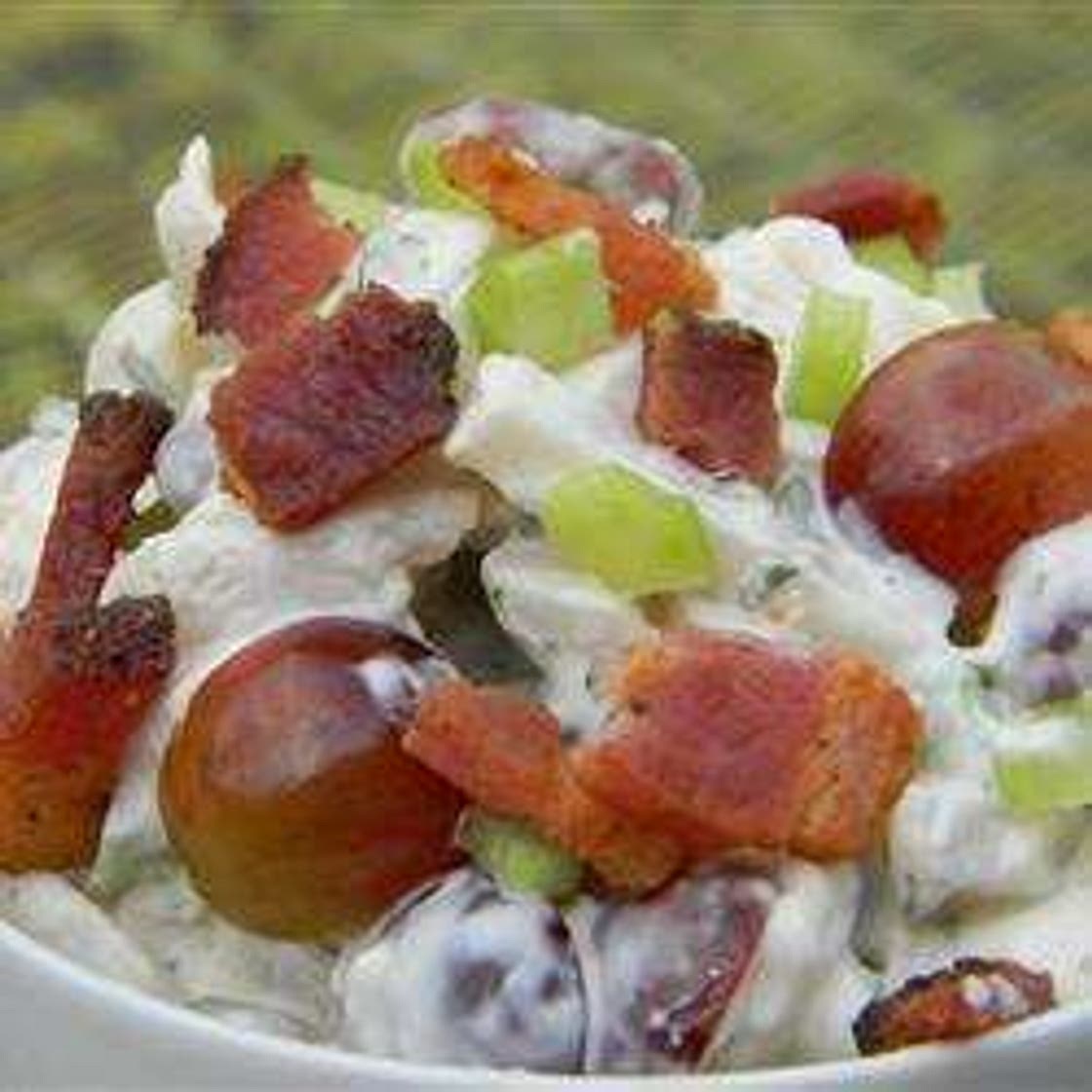 Salade de poulet au bacon et aux raisins rouges