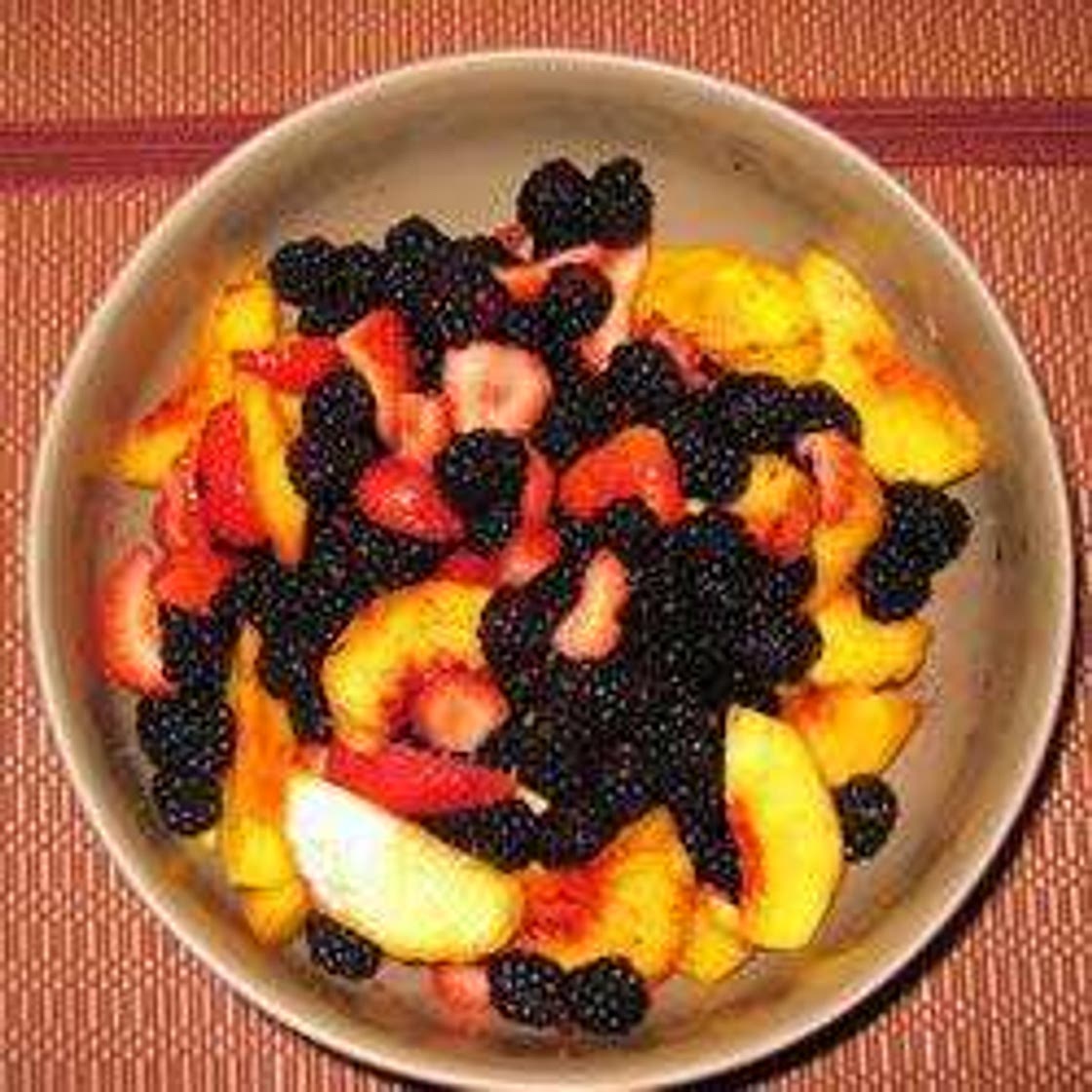 Salade de pêches et de fruits rouges