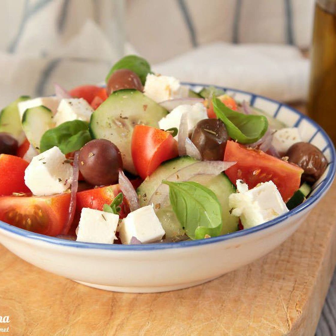 Insalata greca con pomodori, olive e feta
