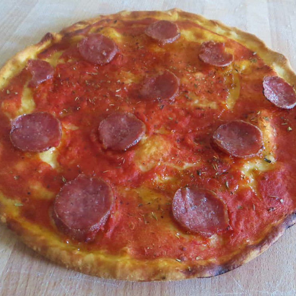 Pizza rossa al salame piccante