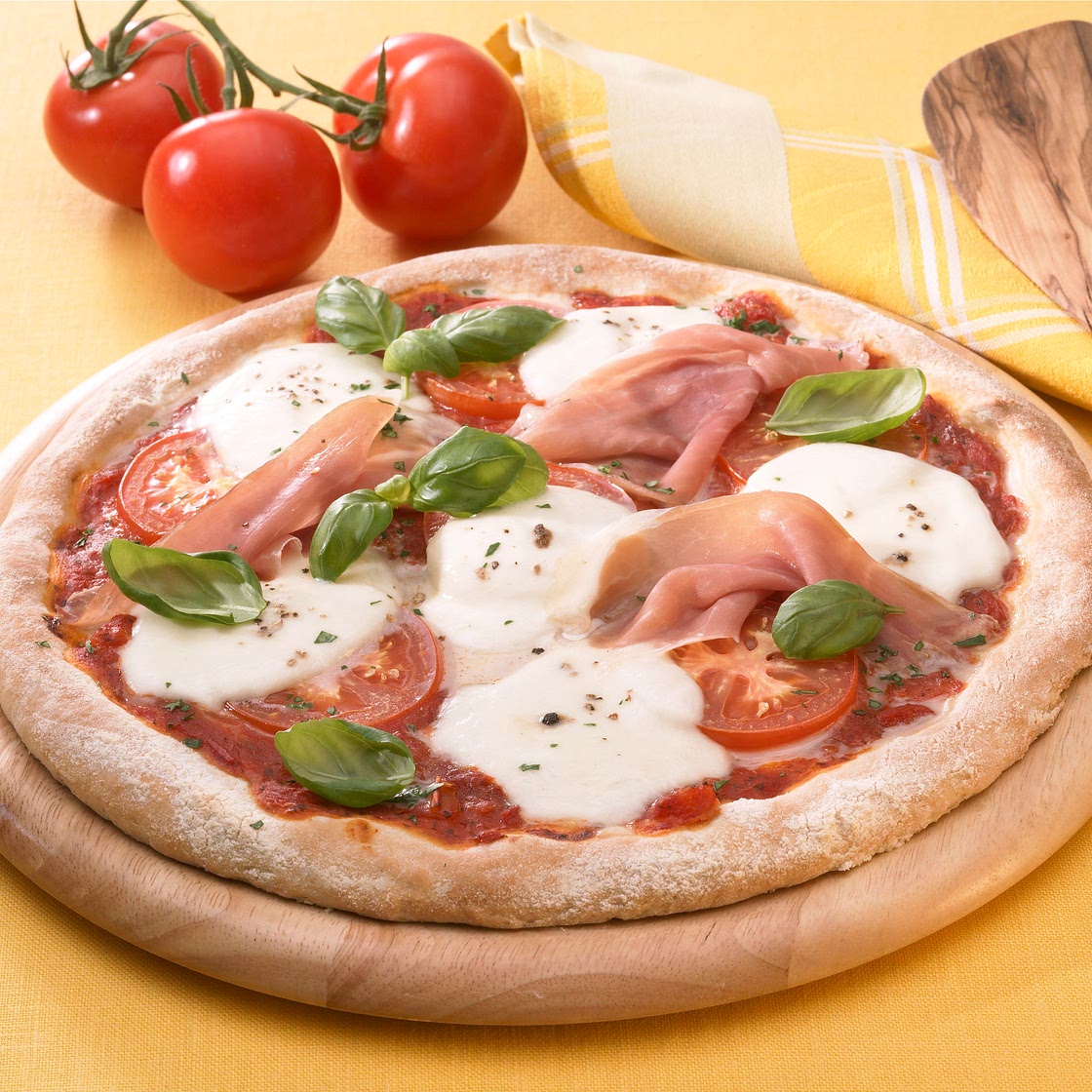 Pizza di Parma mit Mozzarella und Tomaten