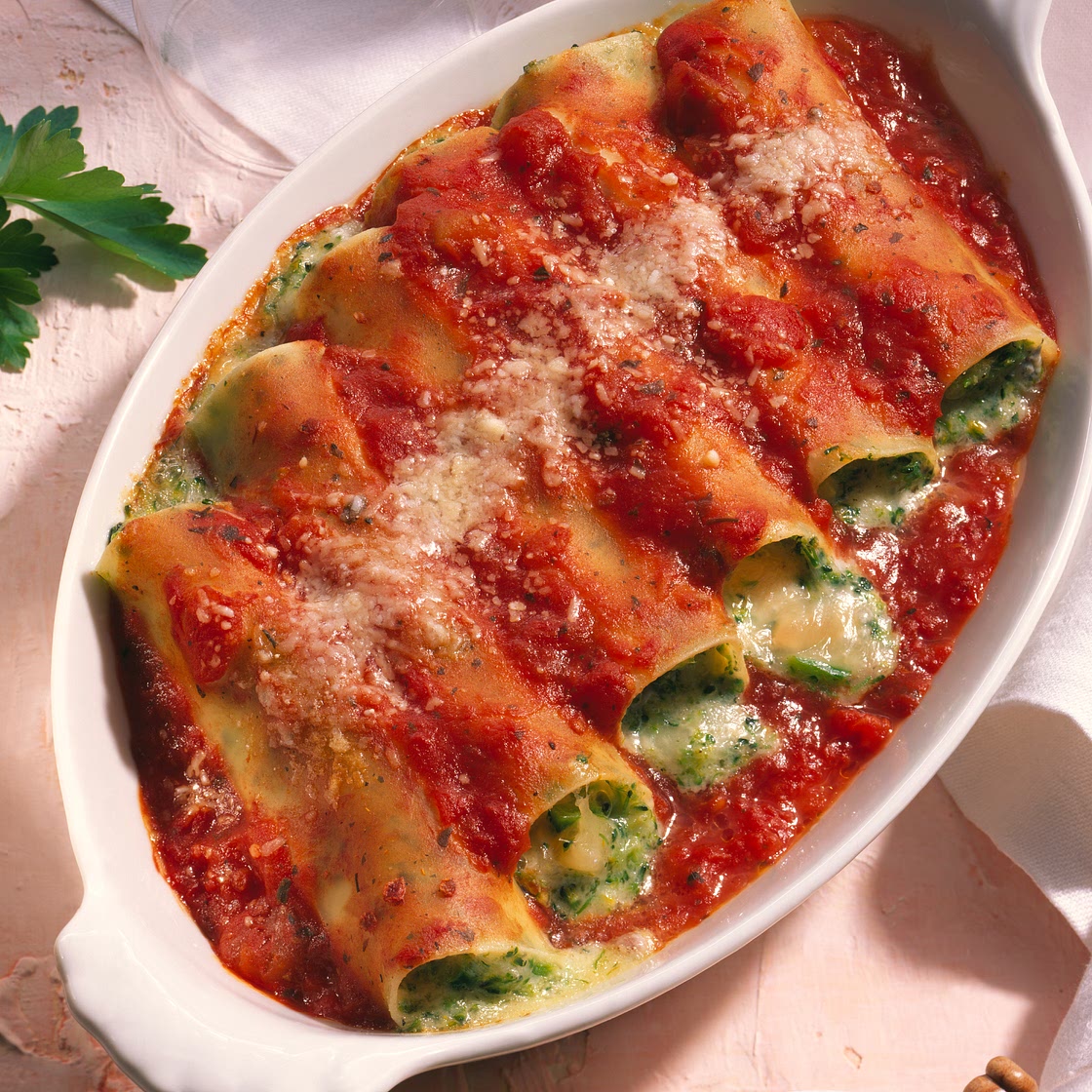 Käse-Broccoli-Cannelloni in Tomatensauce