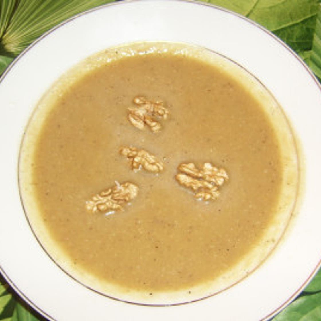 Soupe de céleri rave aux noix grillées