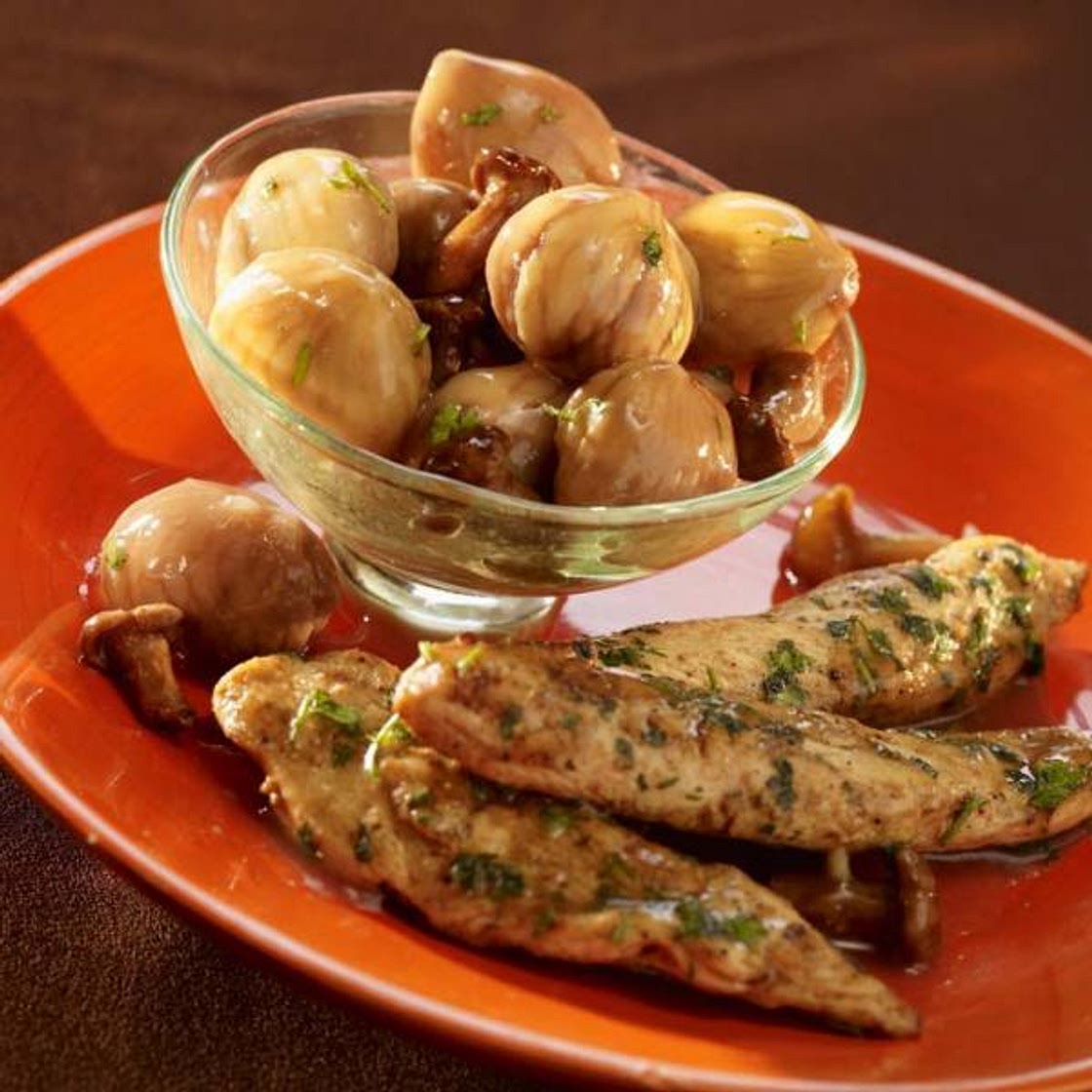 Fricassée d'aiguillettes de poulet fermier aux marrons et girolles