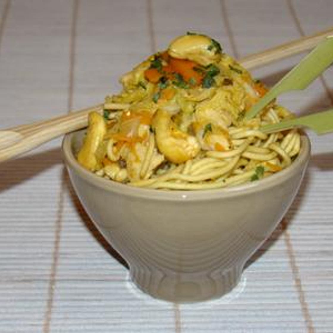 Petits bols chinois aux nouilles, poulet, chou et noix de cajou