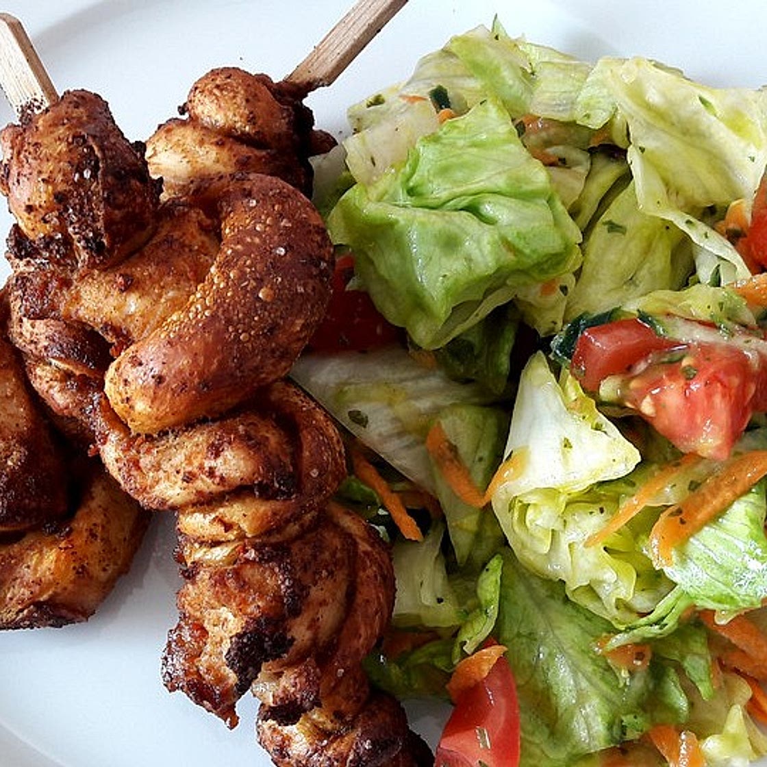 Grillspieß mit Huhn und Brezenteig