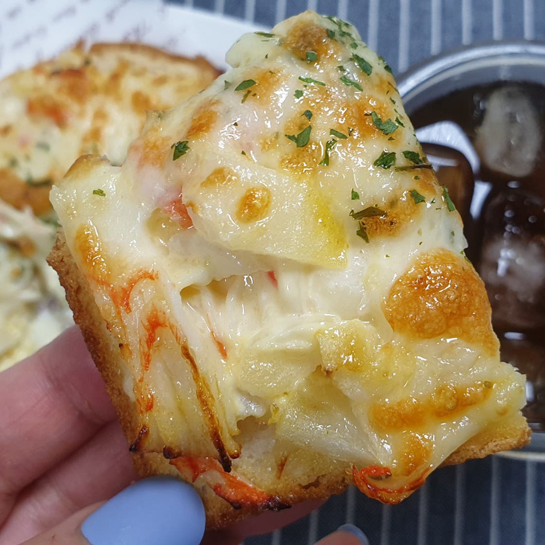 에어프라이어로 고소한 크래미 치즈 토스트 만들기