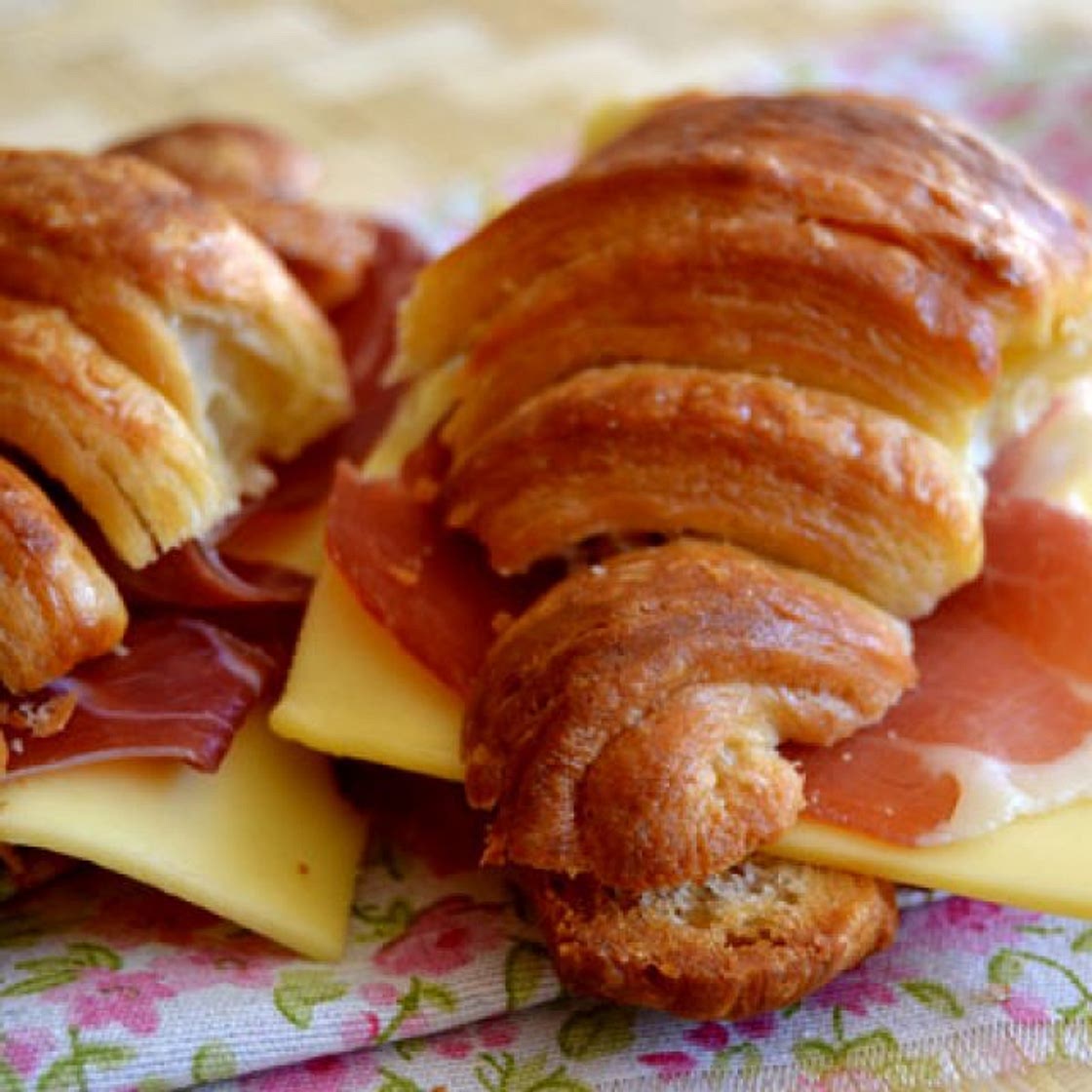 Cuernitos De Jamón y Queso