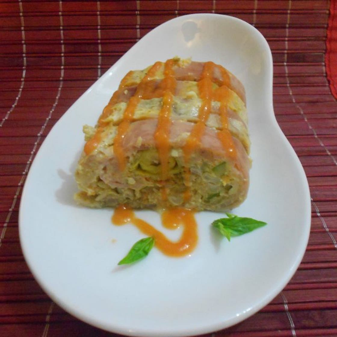 Rollo de Pollo Relleno de Vegetales de la Huerta, con Salsa de Epazote