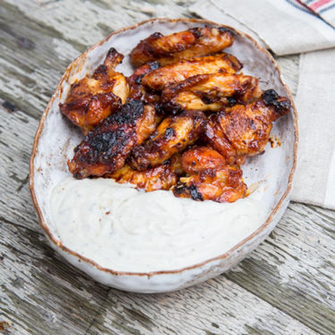 Bourbon BBQ Chicken Wings mit Blauschimmelkäse-Dip