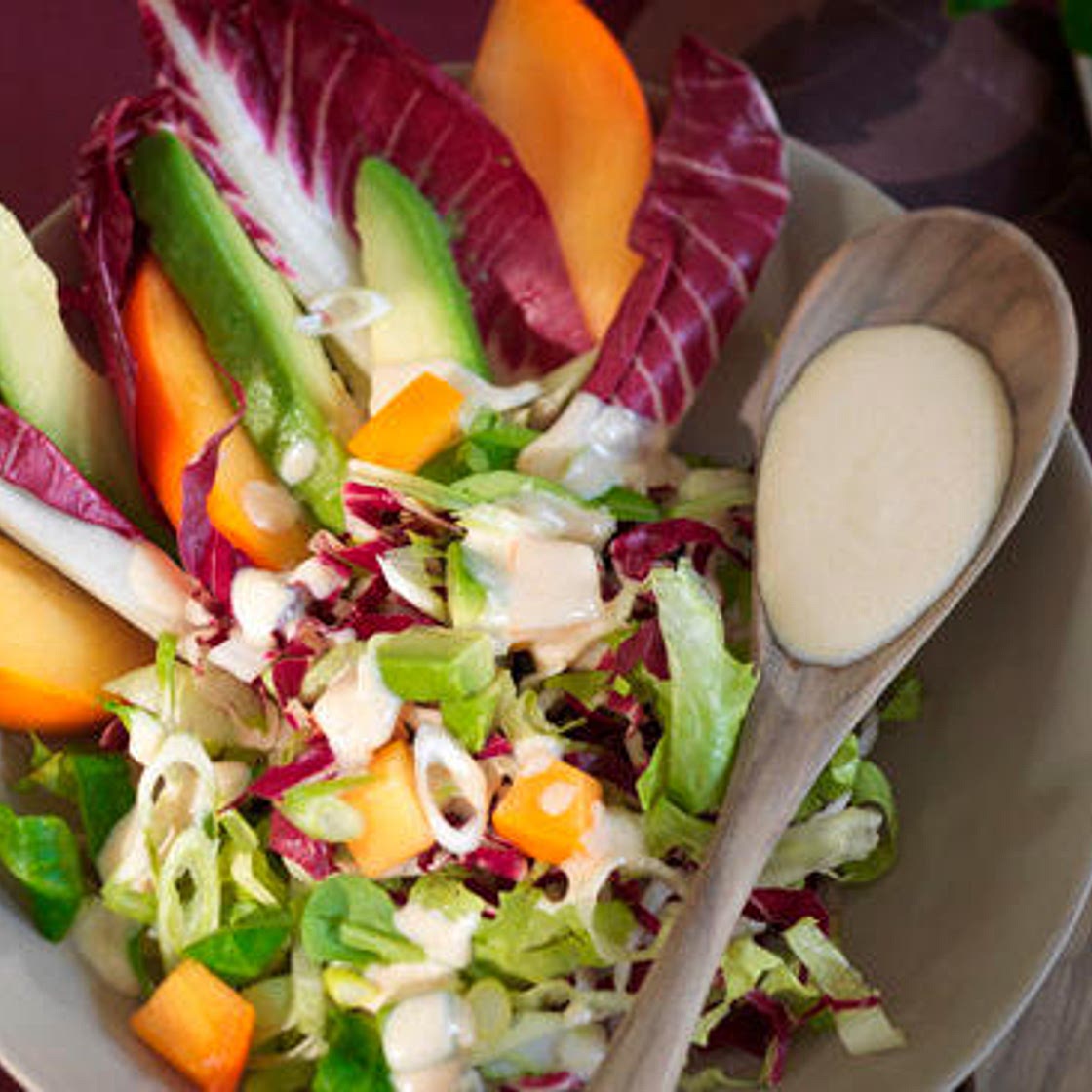 Title: Endivien-Radicchio-Salat mit Avocado und Sharonfrucht • R