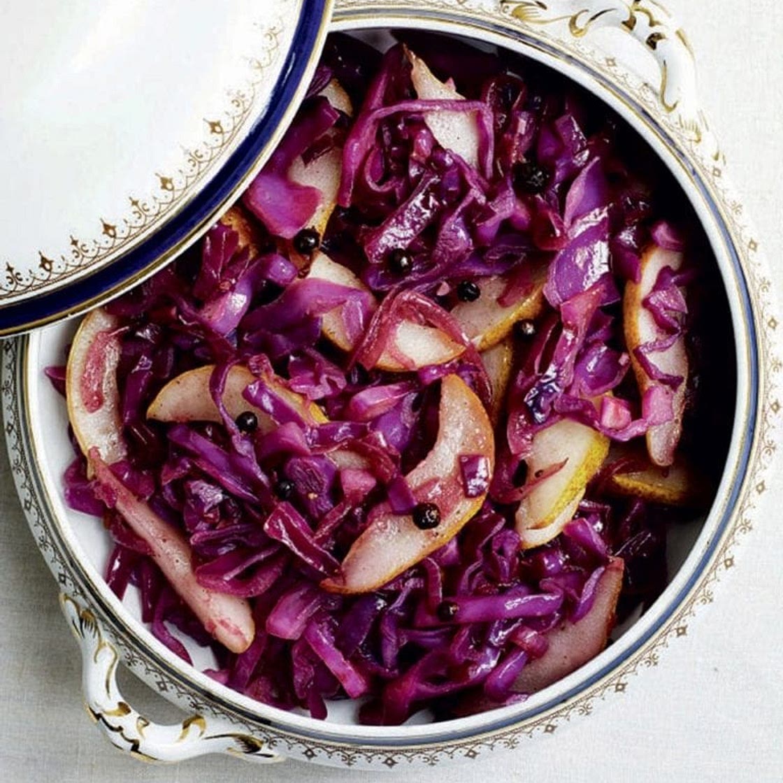 Stir-fried red cabbage with juniper and pears