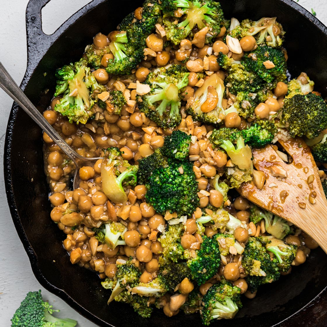 Chickpea, Cashew & Broccoli with Garlic Sauce Skillet