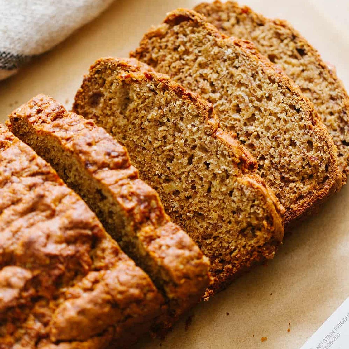 VEGAN BANANA BREAD (HEALTHY + EASY)