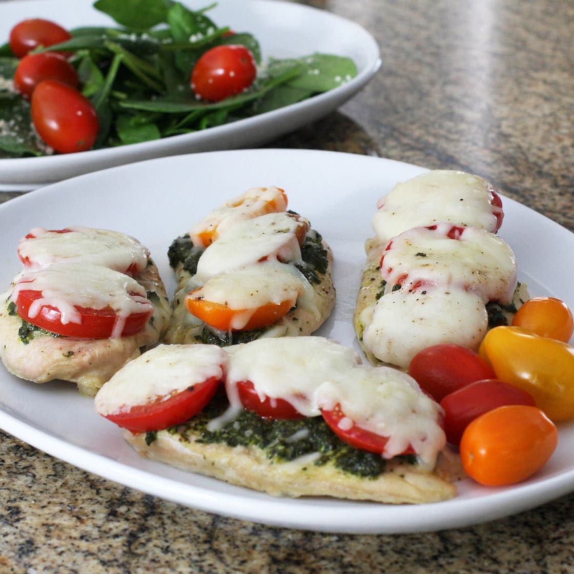 Make This Baked Chicken With Pesto, Tomatoes, and Mozzarella