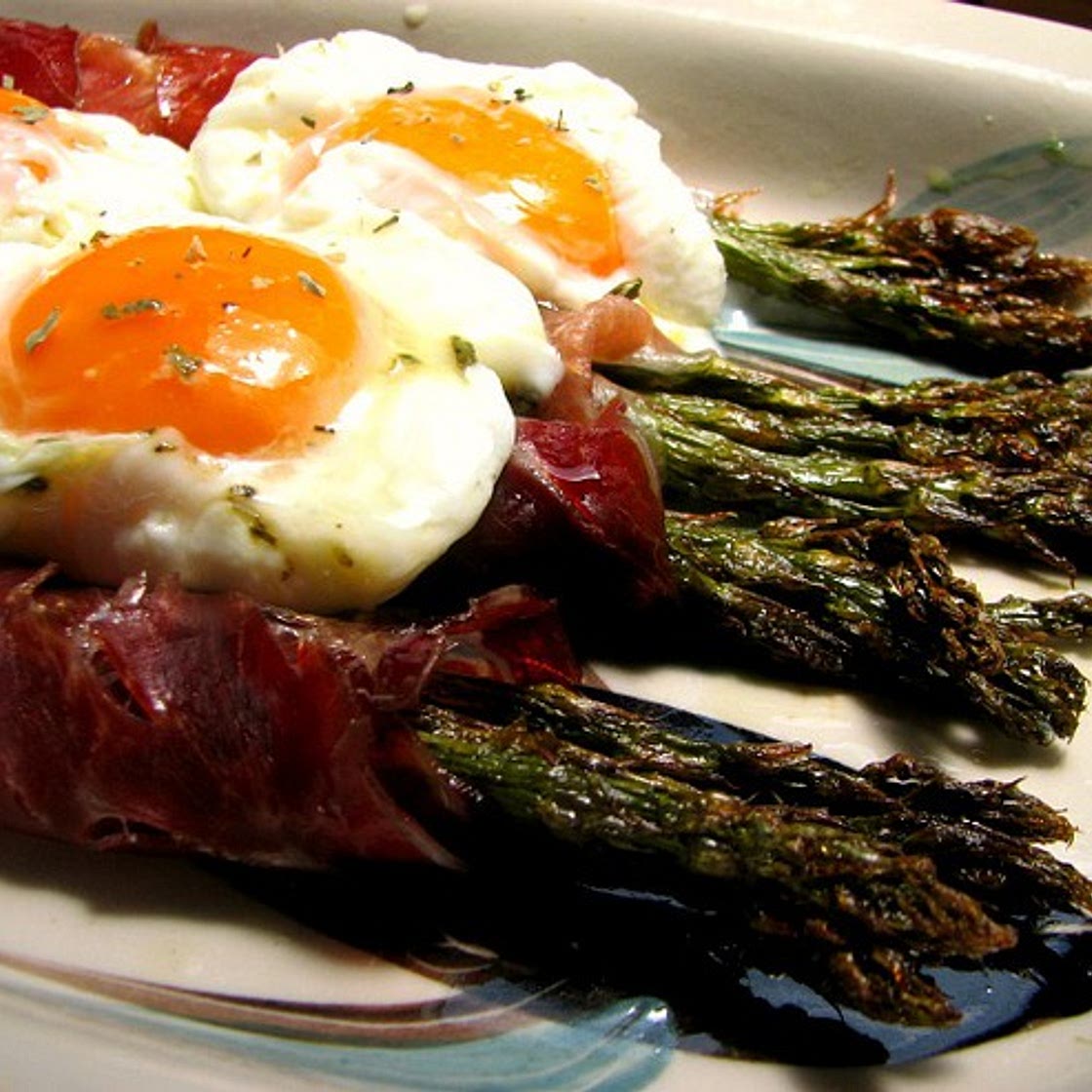ESPÁRRAGOS TRIGUEROS CON JAMÓN Y HUEVO ESCALFADO