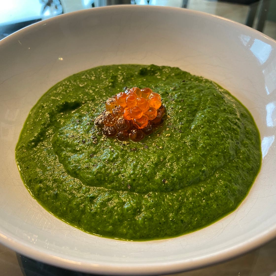 Spinach soup with fish roe 
