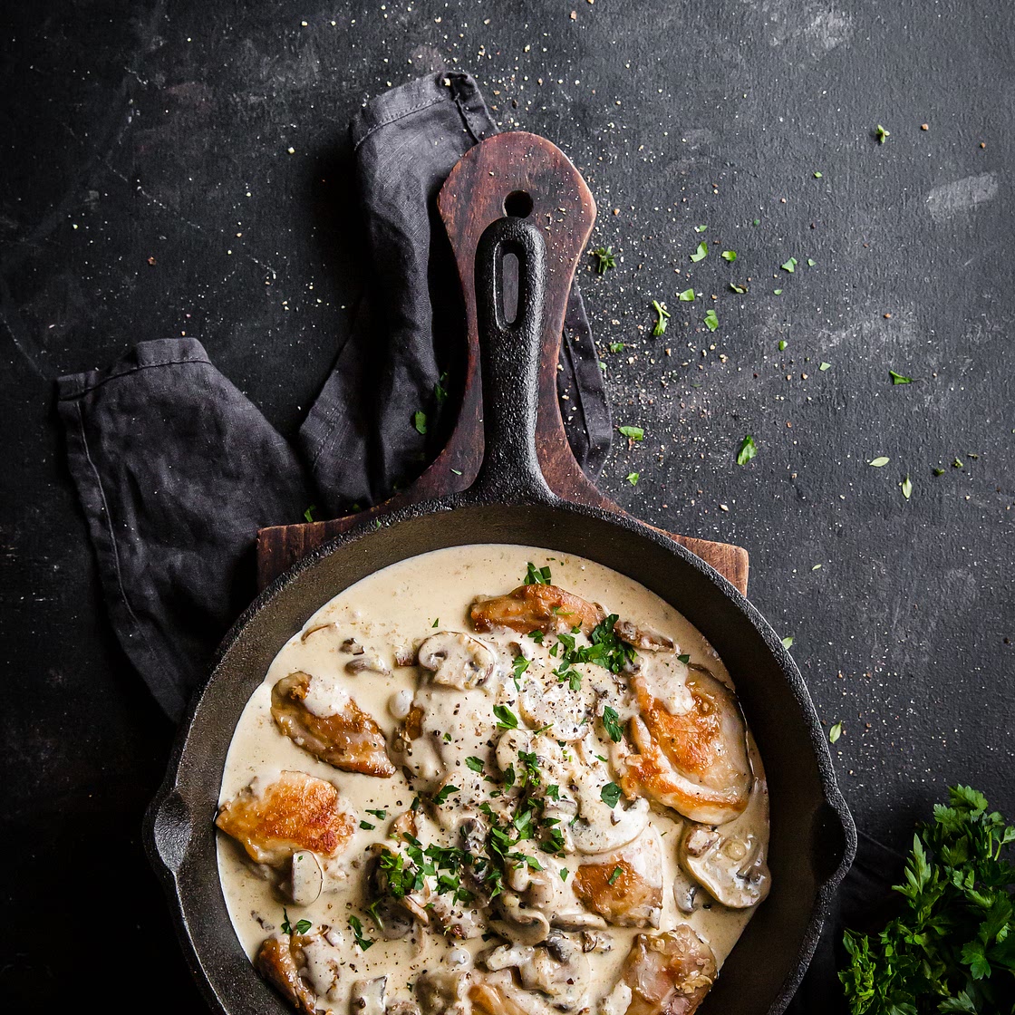 Sartén de pollo con setas y queso parmesano