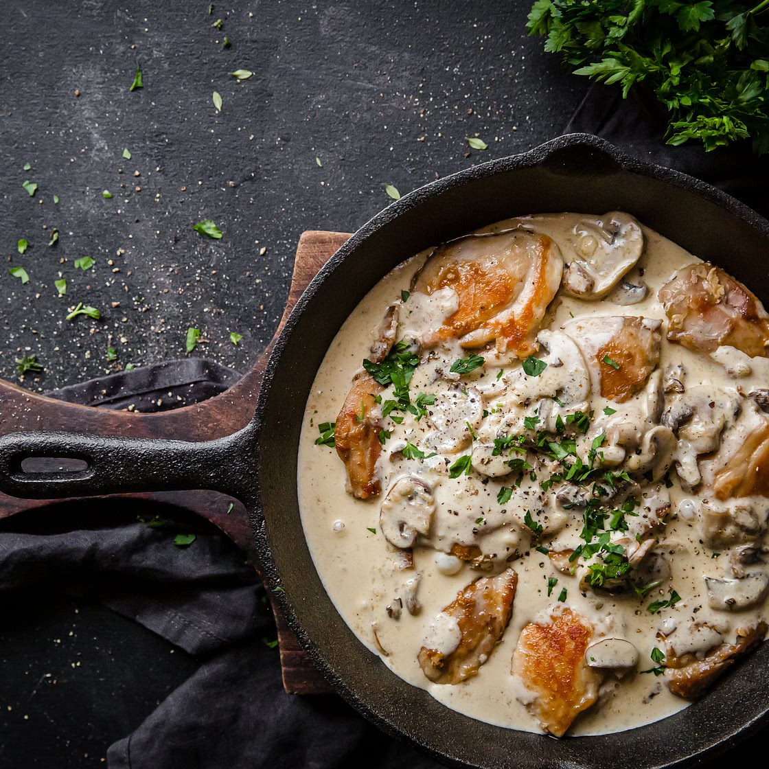 Sartén de pollo con setas y queso parmesano