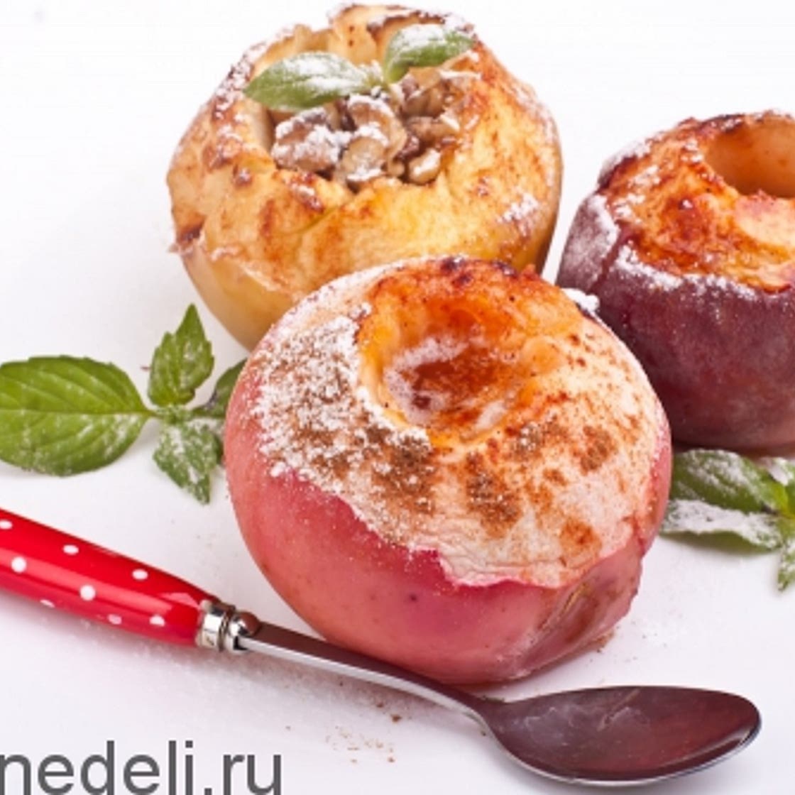 Запеченные яблоки с медом и корицей