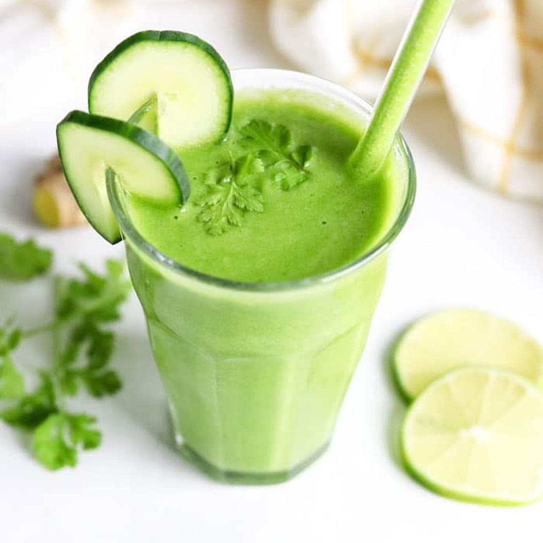 Easy Detox Smoothie (with NO weird ingredients!)