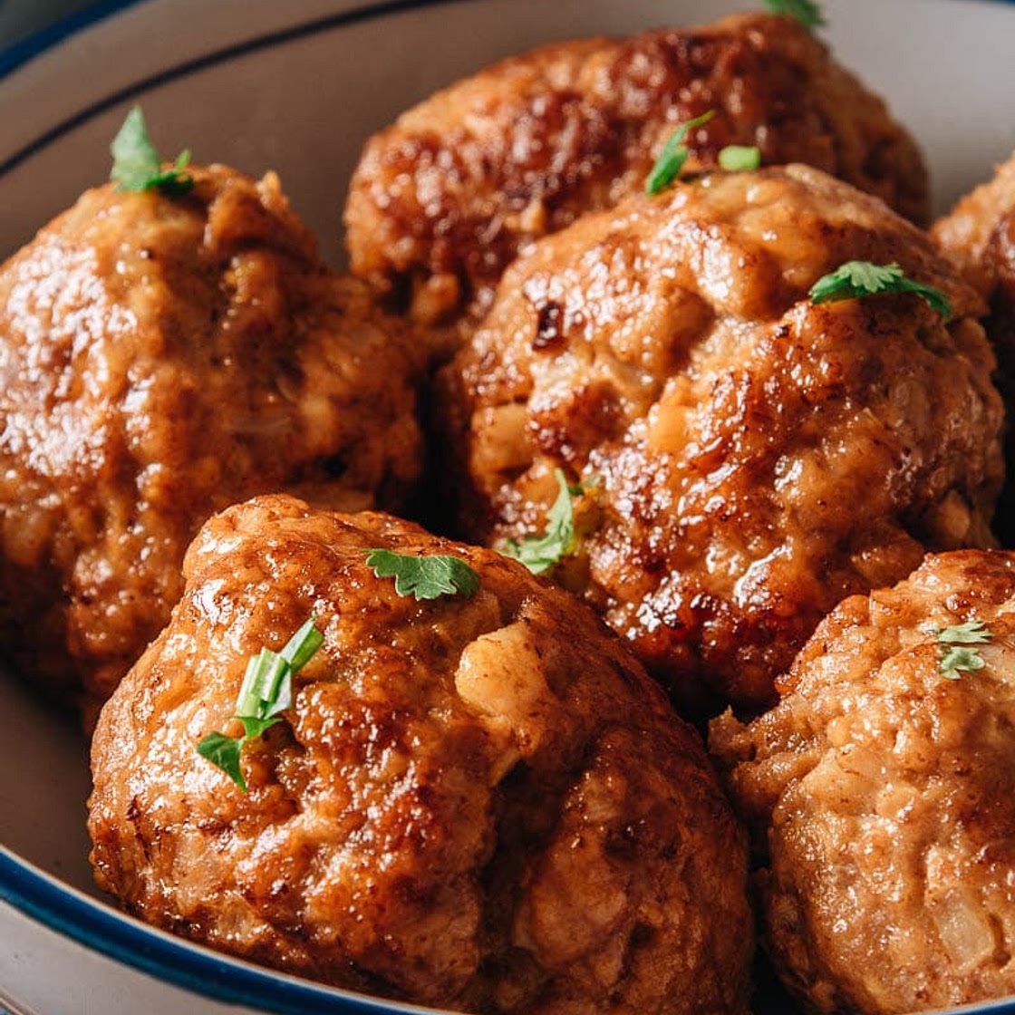 Chinese Lion’s Head Pork Meatballs (狮子头)