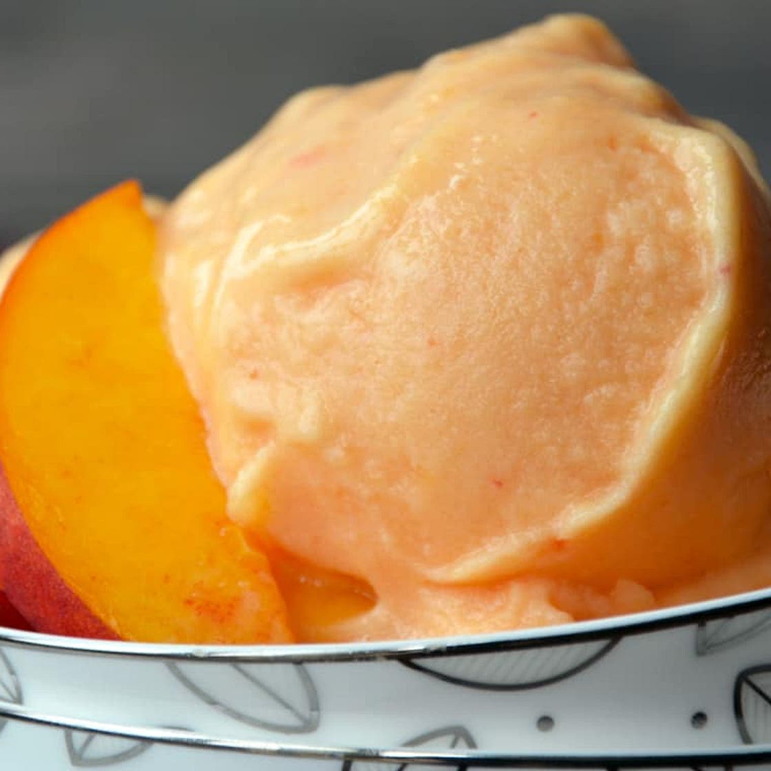 5-Minute Healthy Peach Frozen Yogurt