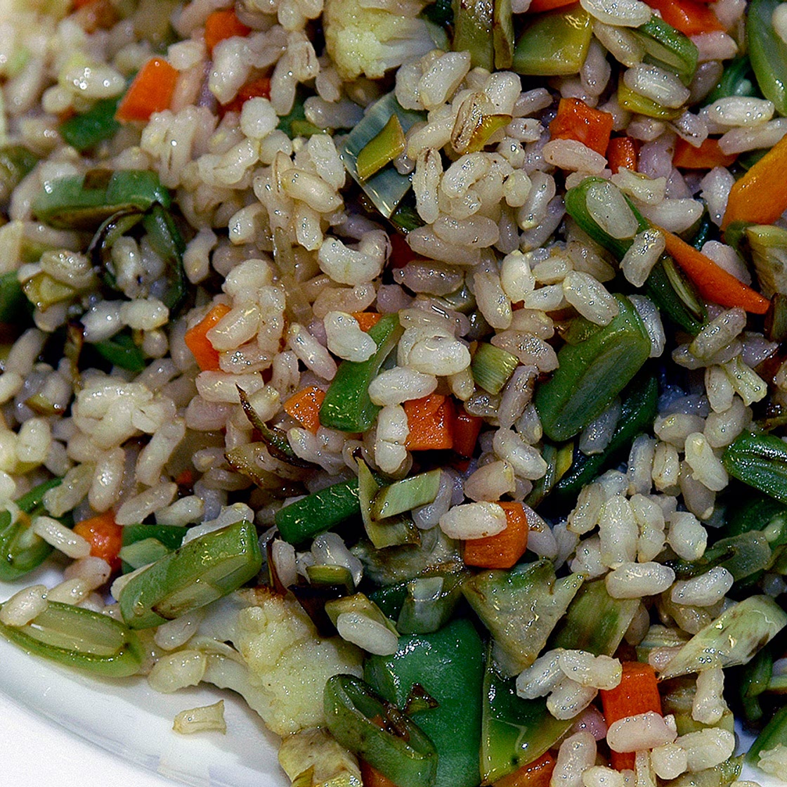 Arroz integral con verduras salteadas