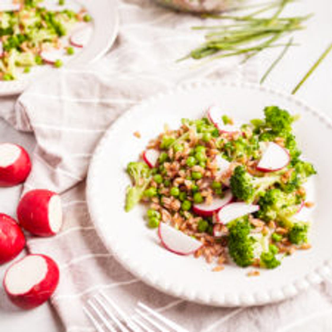 Spring spelt salad with broccoli and radish